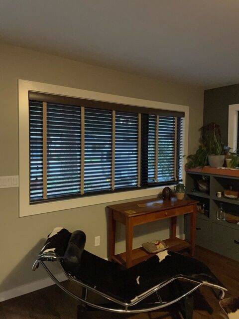 Wood blinds with decorative tapes (1)
